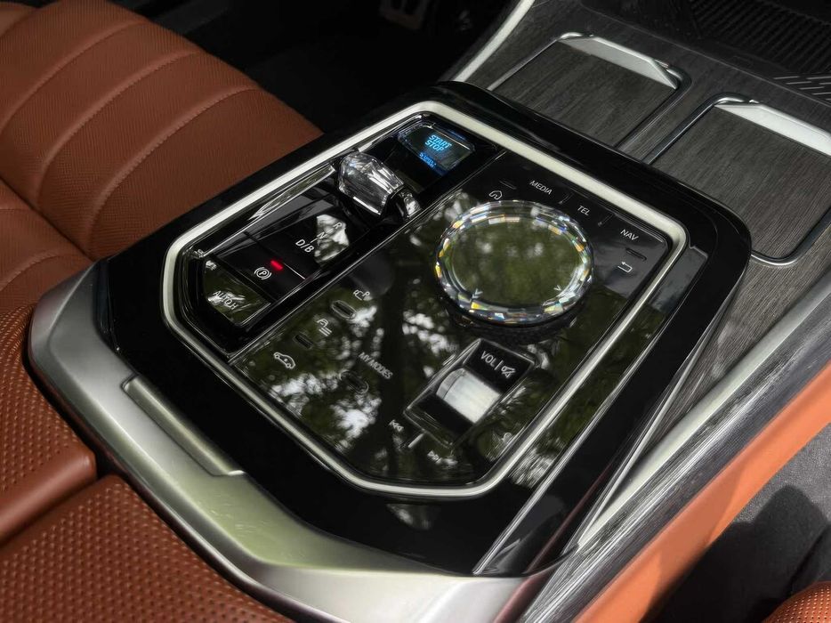BMW i7 M70      2024