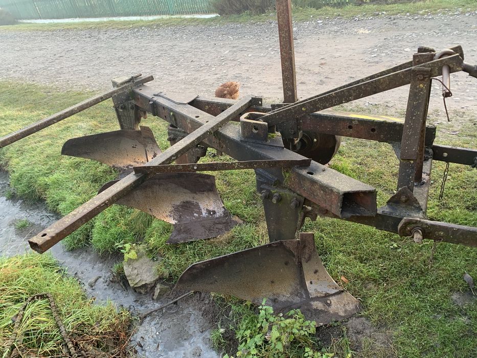 Плуг 3 корпусний