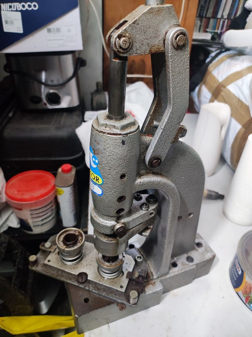 Máquina de forrar botões e crachás Astor