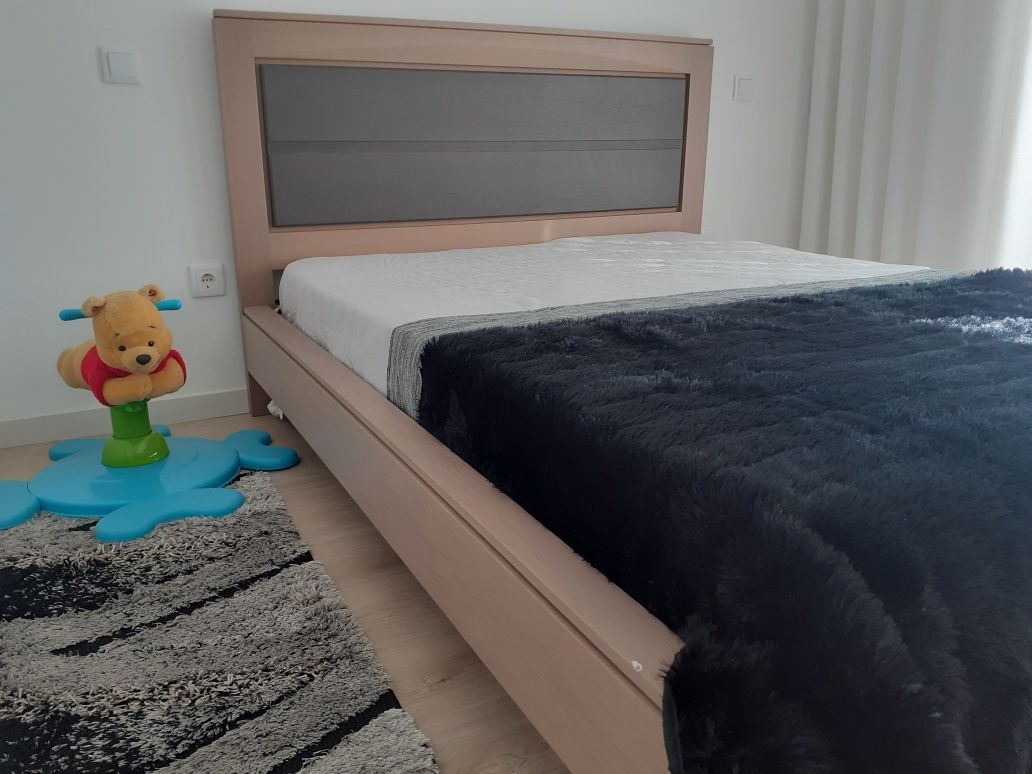 Cama de casal semi nova