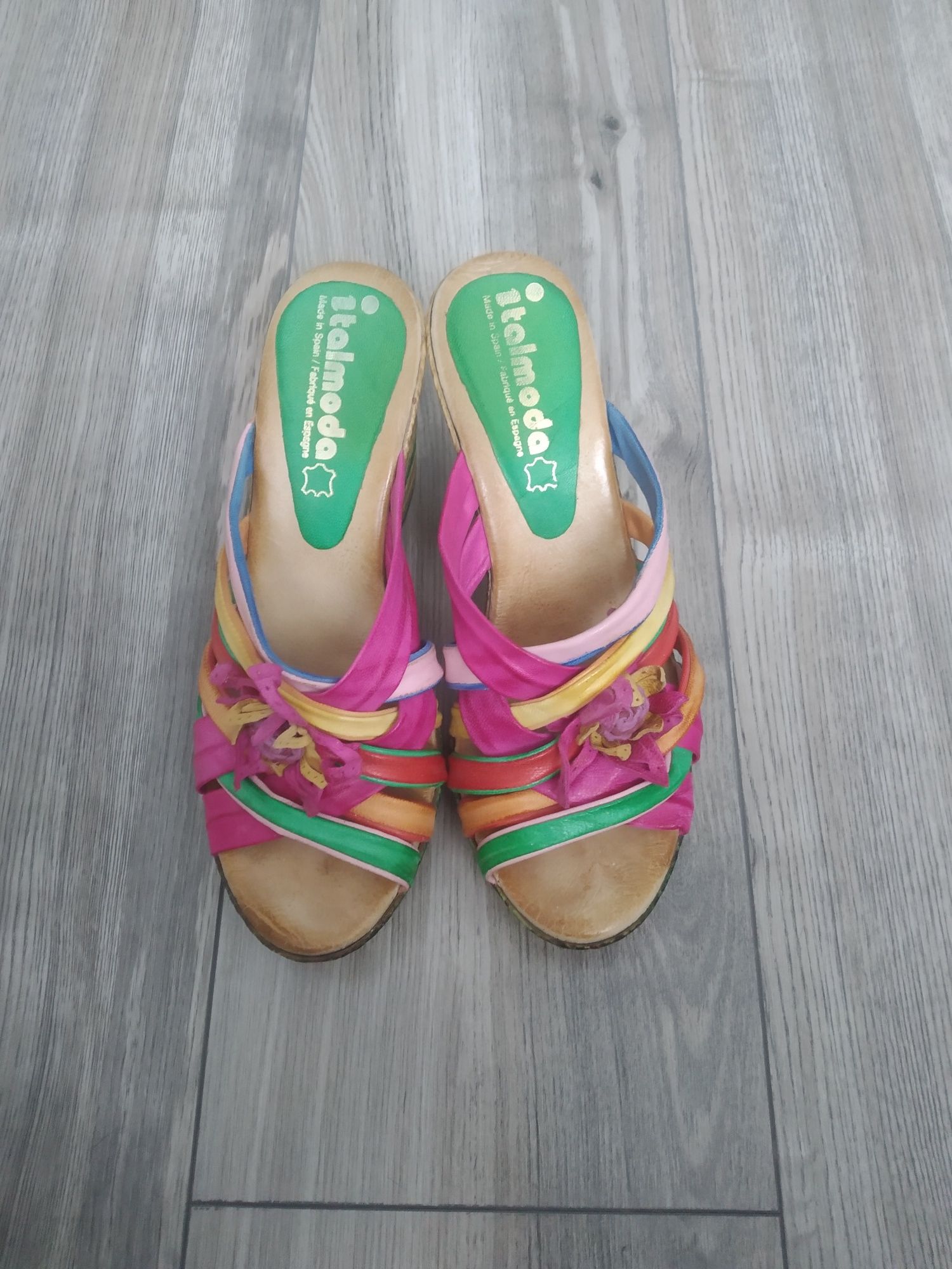 Skórzane, kolorowe sandały na koturnie