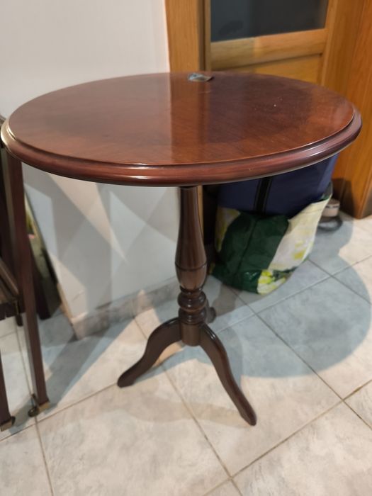 Mesa redonda e mesa de bebidas