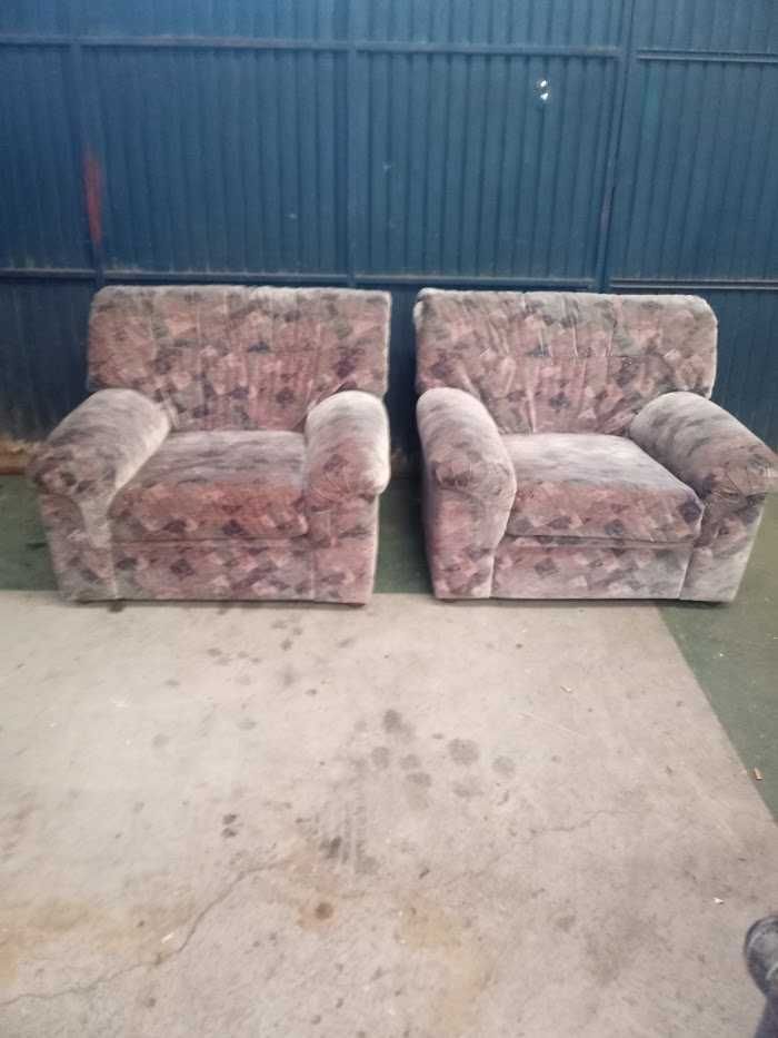 sofá cama com dois cadeirões