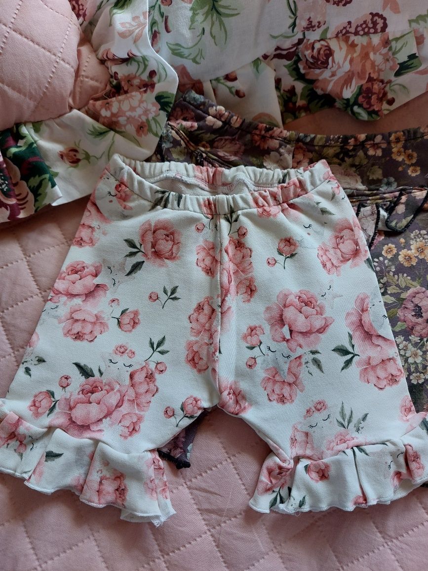 Krotkie spodenki 74/80 i 80/86 falbanki piwonie peonies bloomersy