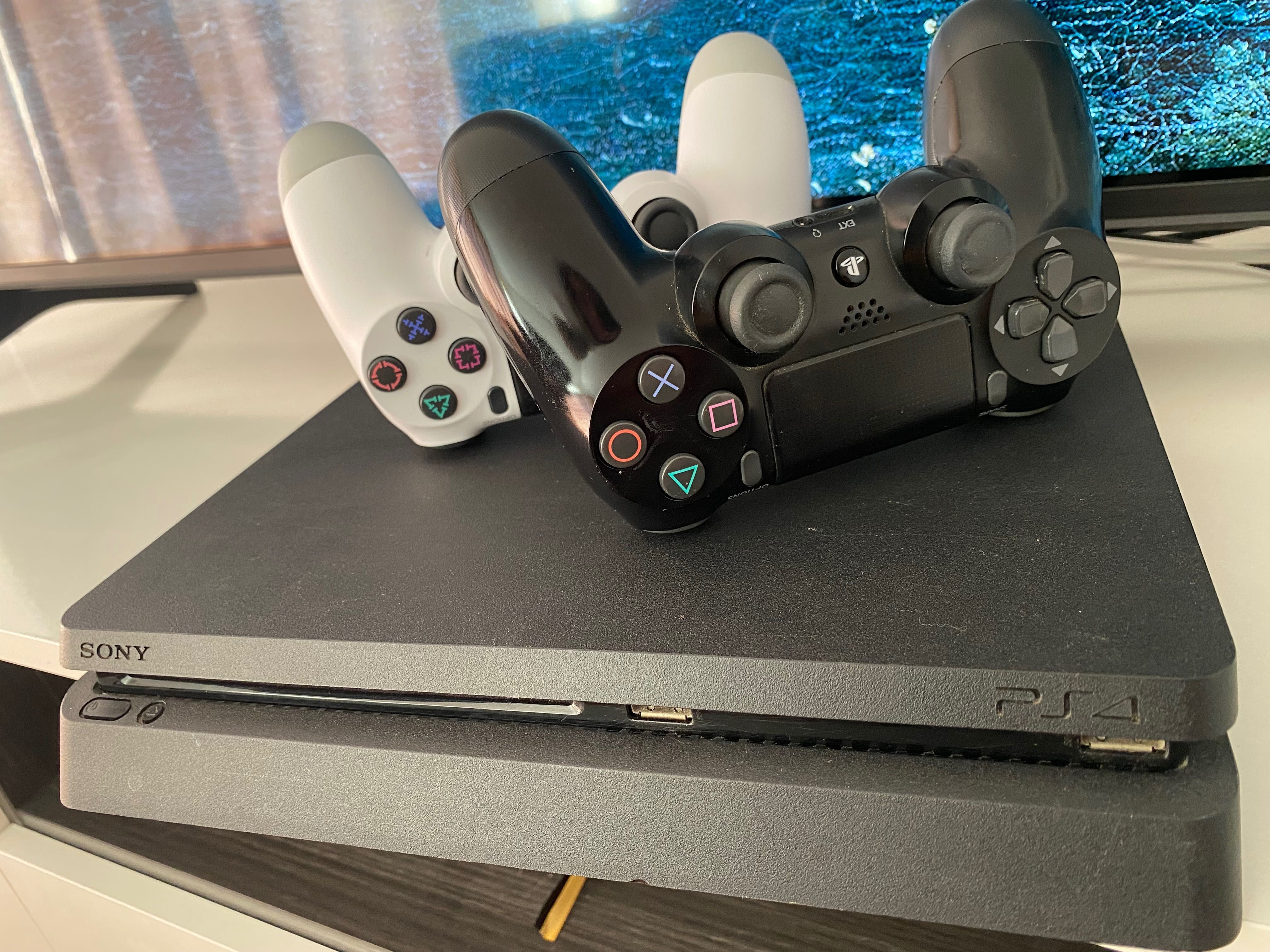 PS4 com dois controles