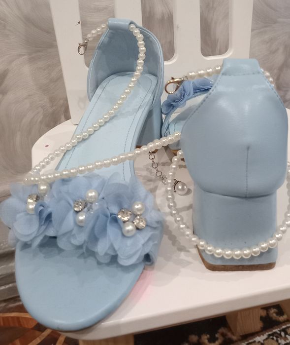 Блакитні босоніжки 39