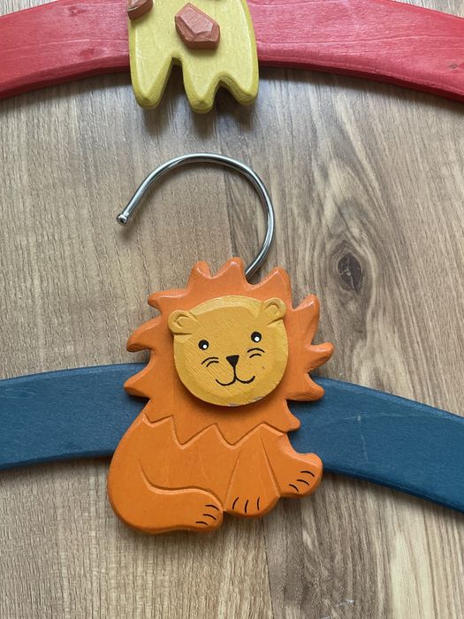 Komplet 2 drewnianych wieszakow dla dzieci