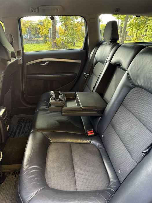 Автомобіль сірий Volvo V70