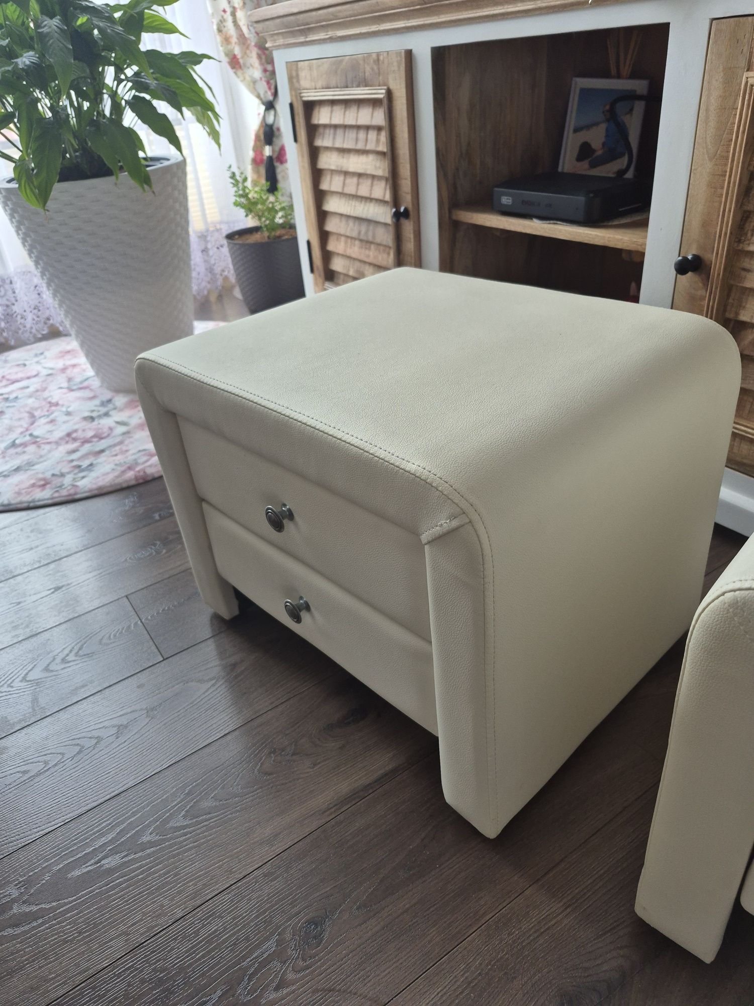 Łóżko 160x200 plus dwie szafki przyłożkowe  tapicerowane