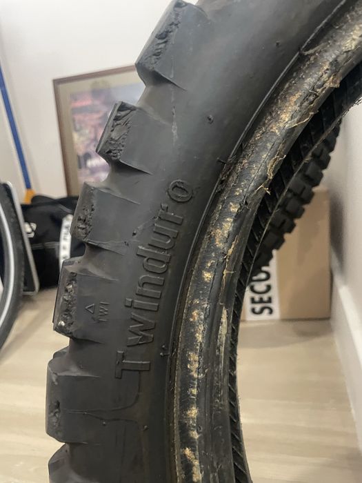 Um conjunto pneu de anteiro e pneu traseiro