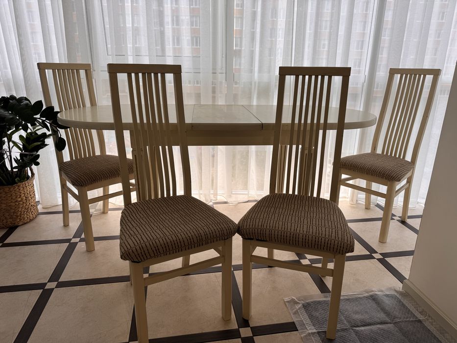 Стіл з дерева для вітальні або кухні