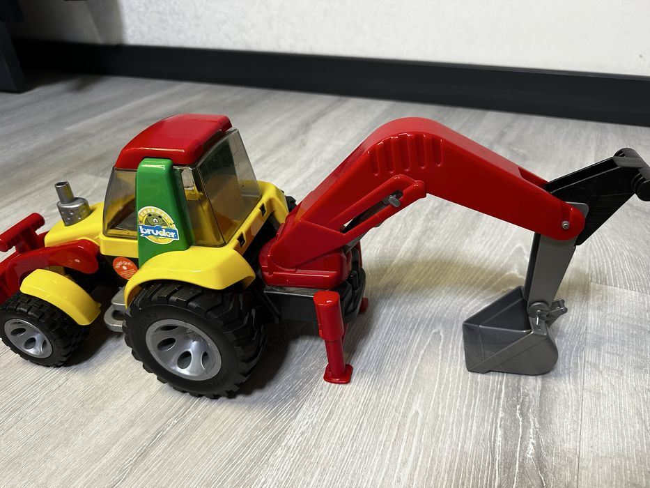 Экскаватор Bruder Roadmax