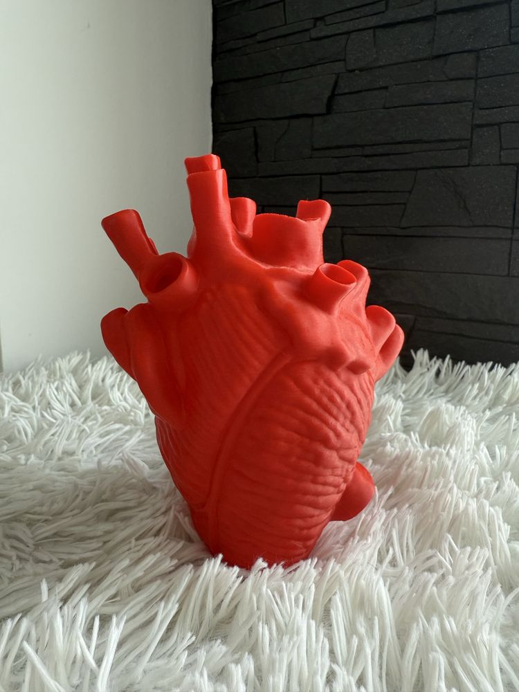 Wazon, waza  na kwiaty w kształcie anatomicznego serca.