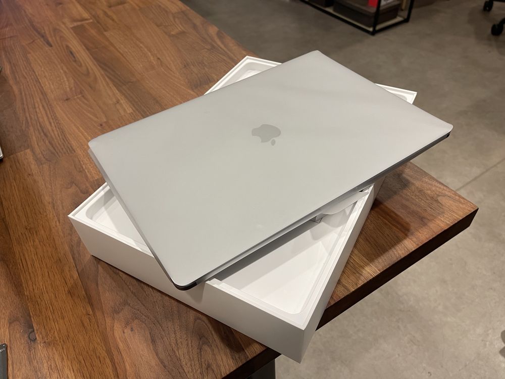 MacBook Pro 15’ 2018 - i7 2.6, 16GB, 512GB