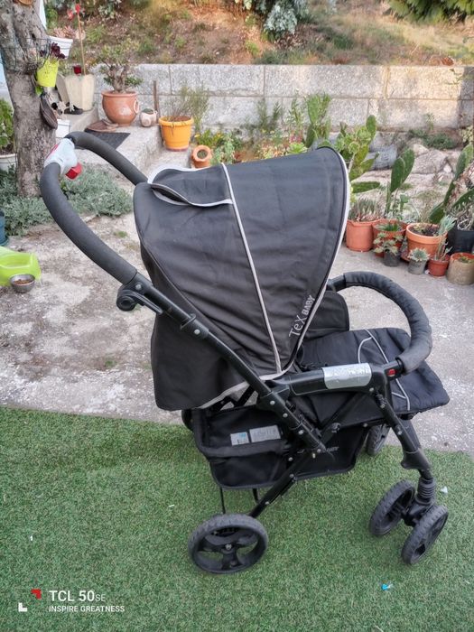 Carrinho de bebê em estado razoável, tem algumas marcas de uso .