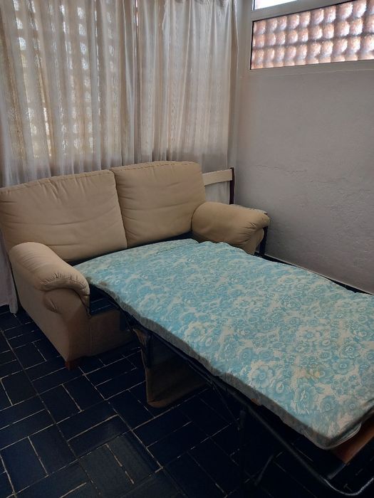Vendo sofá de 2 lugares com cama de solteiro, em bom estado