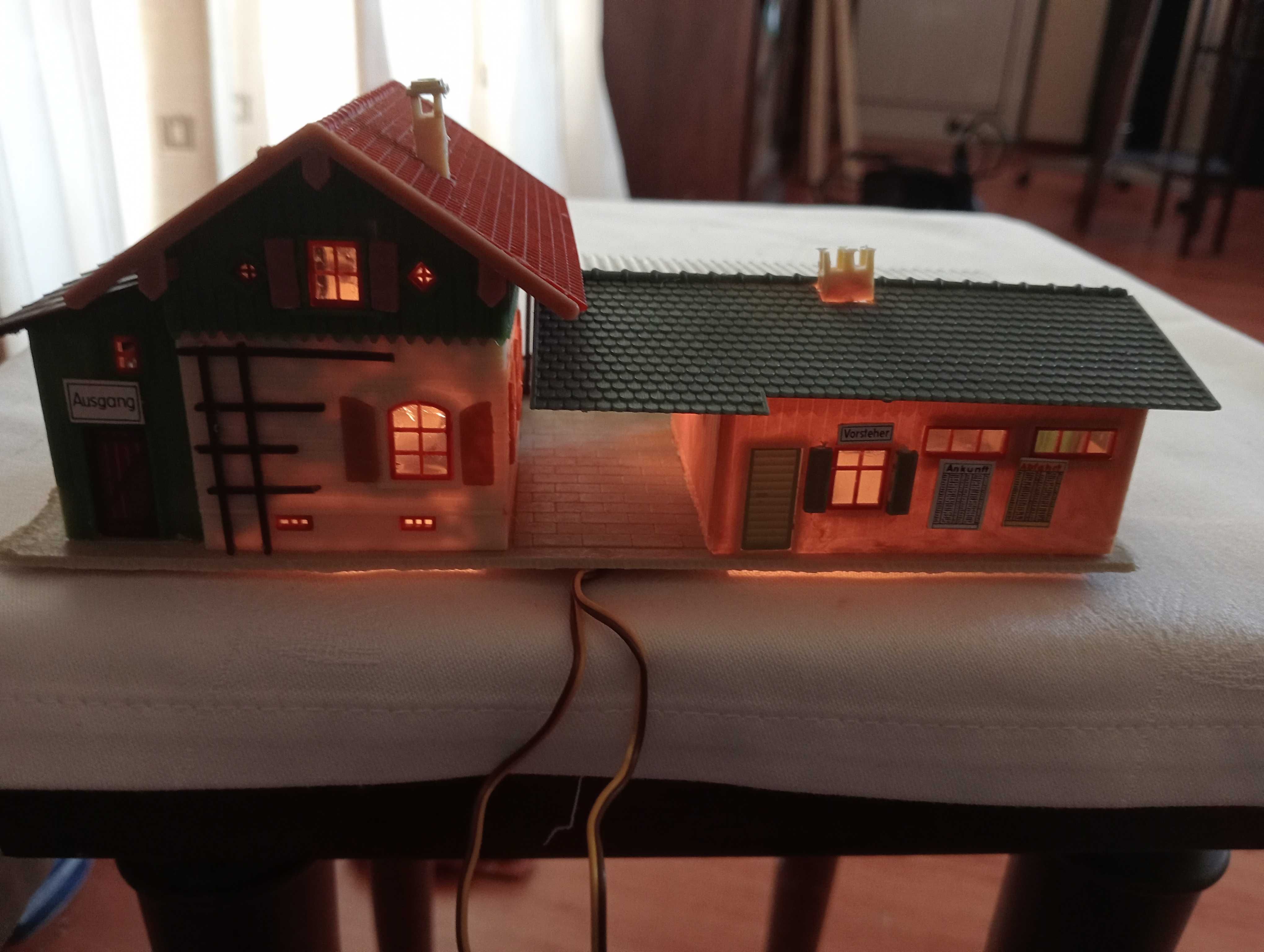 FALLER 120168 H0, Garagem de comboios com iluminação