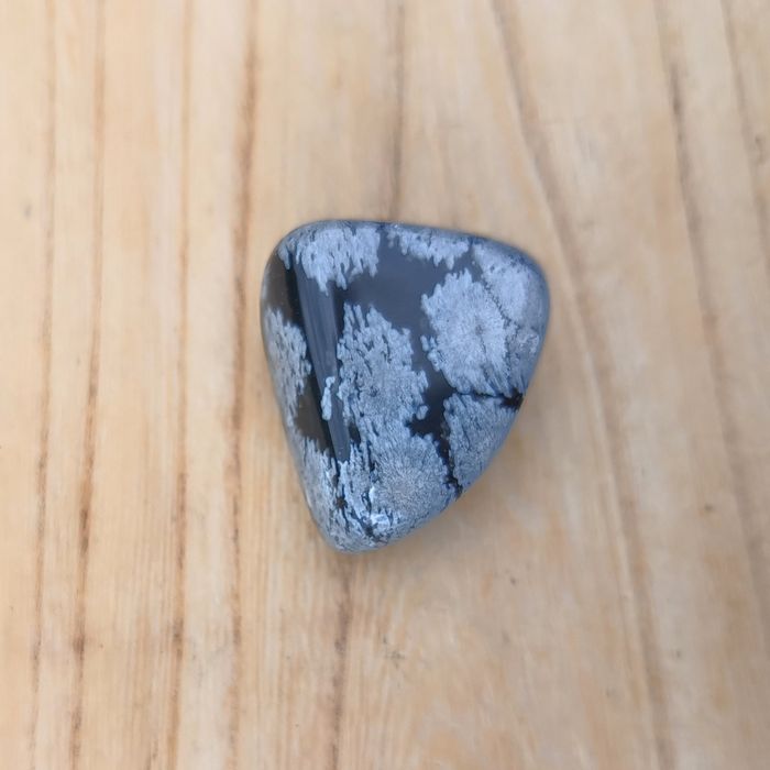 Obsydian śnieżny mały polerowany kamień półszlachetny amulet waga 11 g