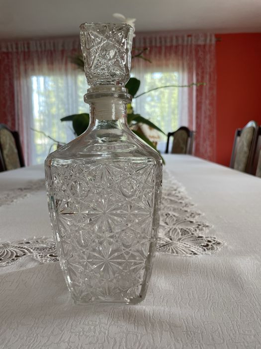 Karafka szklana z ozdobą – elegancka i dekoracyjna