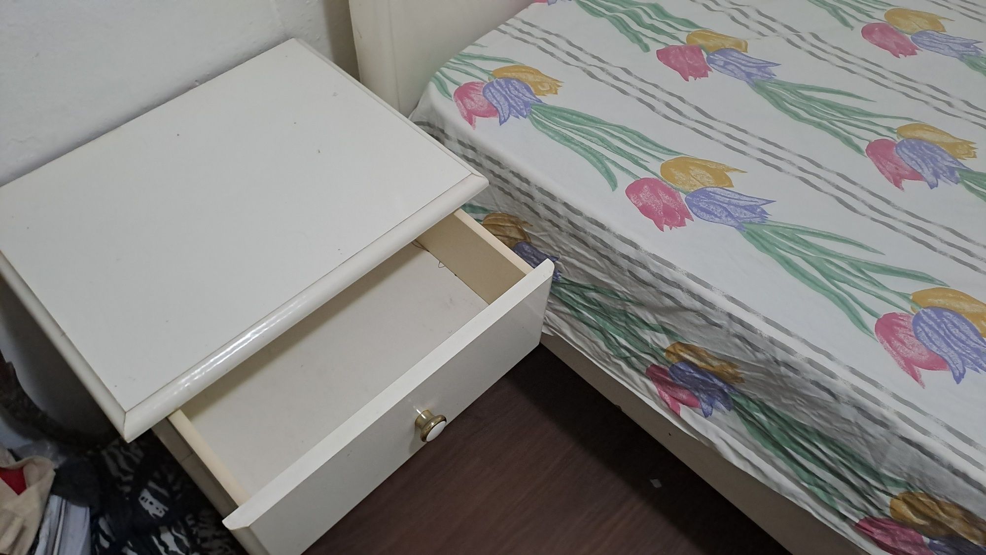 Cama individual 100x190 e mesinhas cabeceira