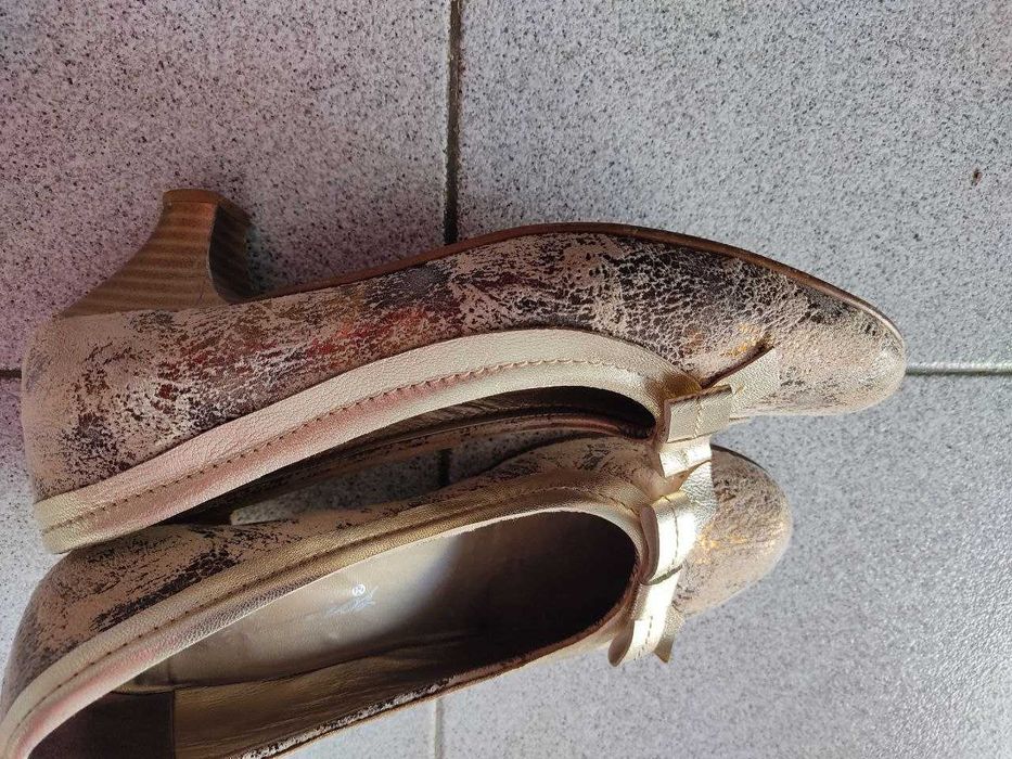 Sapatos dourados para cerimónia