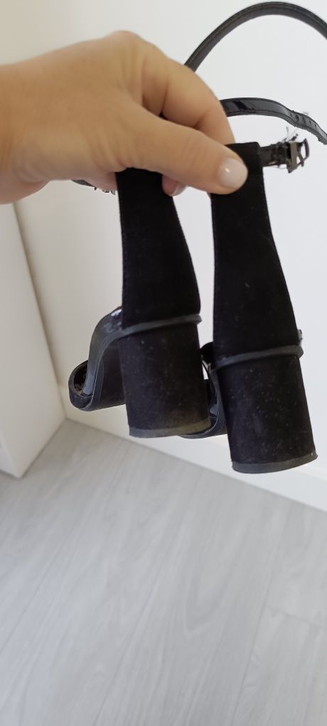 Sapatos pretos elegantes tamanho 35