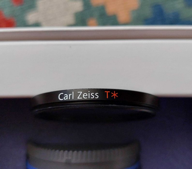 Lente ZEISS Loxia 50mm f/2 Planar T* para Sony FE + Filtro UV Zeiss