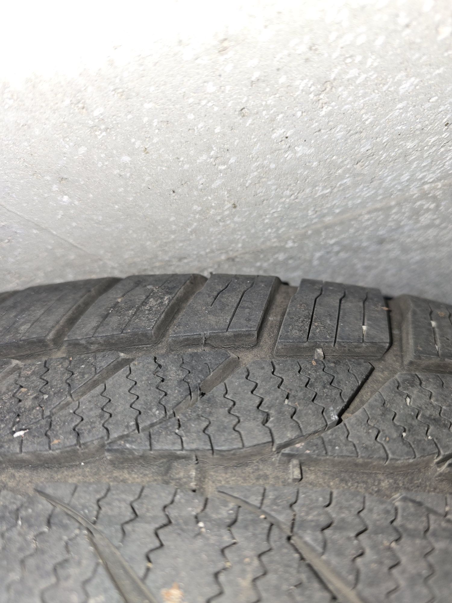 Felgi stalowe z oponami calorocznymi Viking  Four Tech 195x65 R15
