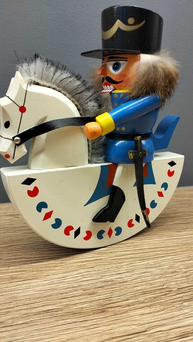 Erzgebirge Drewniany dziadek do orzechów koń na biegunach pudełko