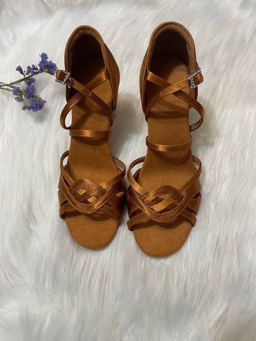 Бальні туфлі, латинські босоніжки