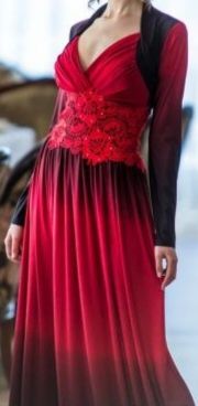 Красно-черное длиное платье.
