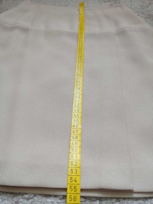 Spódnica z rozcięciem z przodu