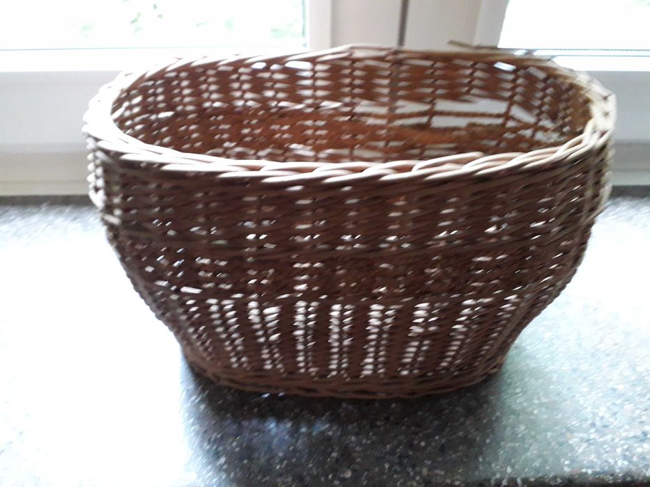 Koszyk wiklinowy, owalny, ok. 28x16 cm, głęboki na 17 cm, używany,