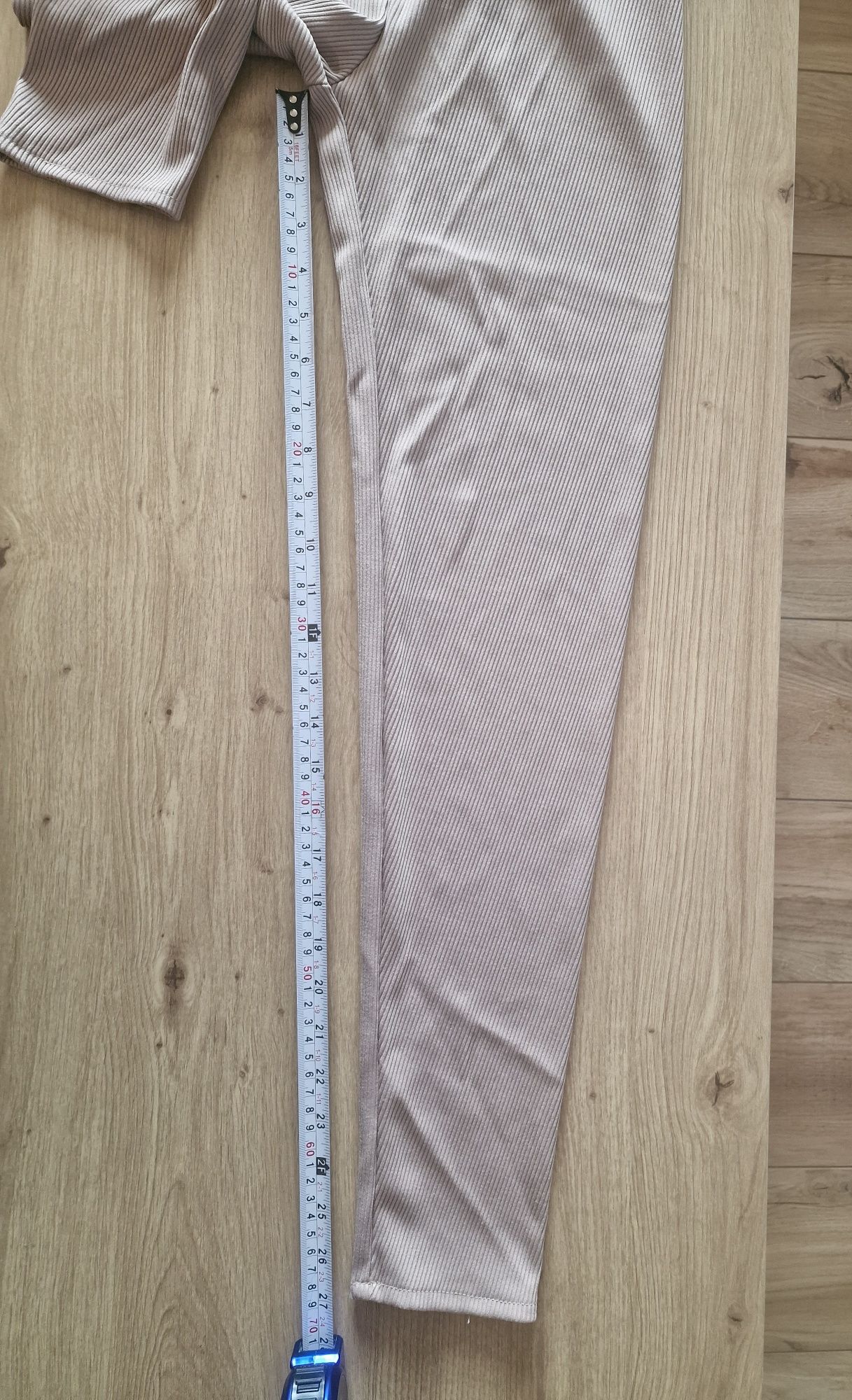 Bawełniane beżowe legginsy