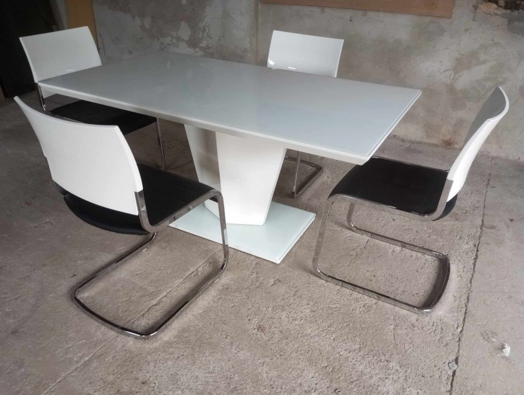 Stół i krzesła biały czarny. Piękny komplet.