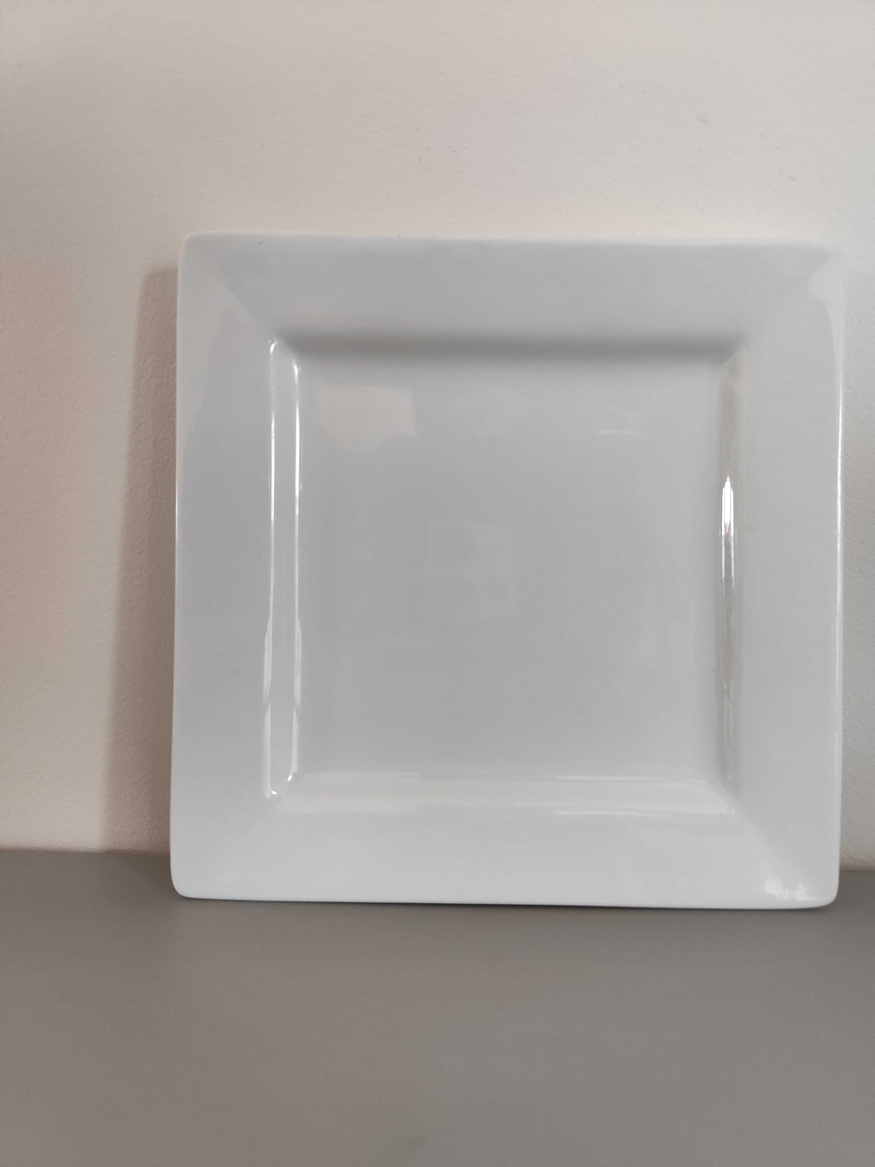 Biały kwadratowy talerz talerzyk dekoracyjny 16x16cm