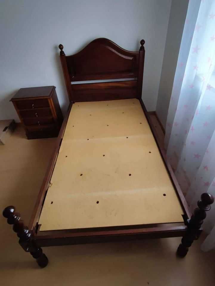 Cama solteiro com estrado, mesa de cabeceira e colchão