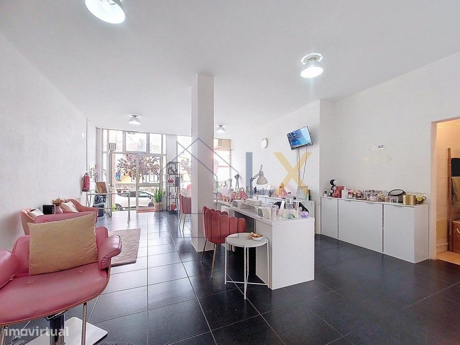 Excelente Oportunidade! Loja com Duas Frentes em Esgueira - Visibil...