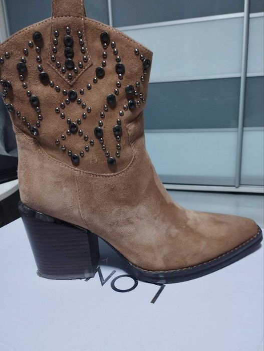 Продам чоботи "Козаки". Натуральна замша, колір пісочний