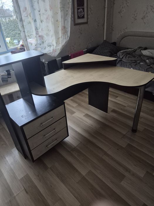 Комп'ютерний стіл