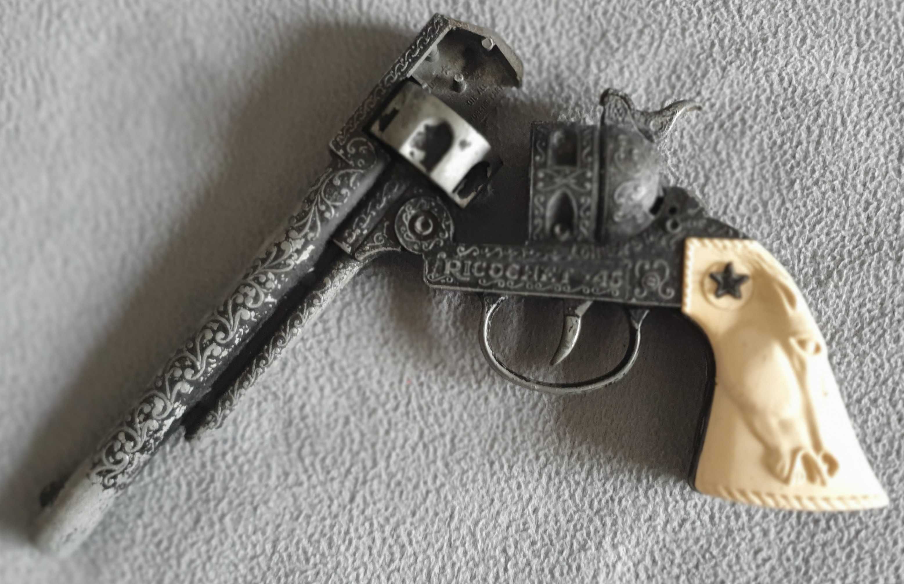 Revolver Grande de brincar - LONESTAR Ricochet 45 - Anos 60 - England