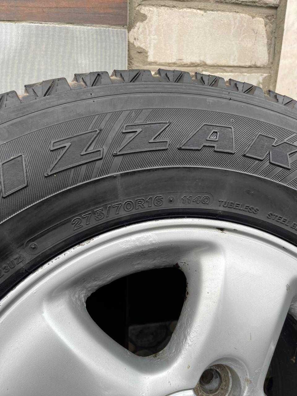 Продам Зимову резину Bridgestone 275/70 R16 з литими дисками.