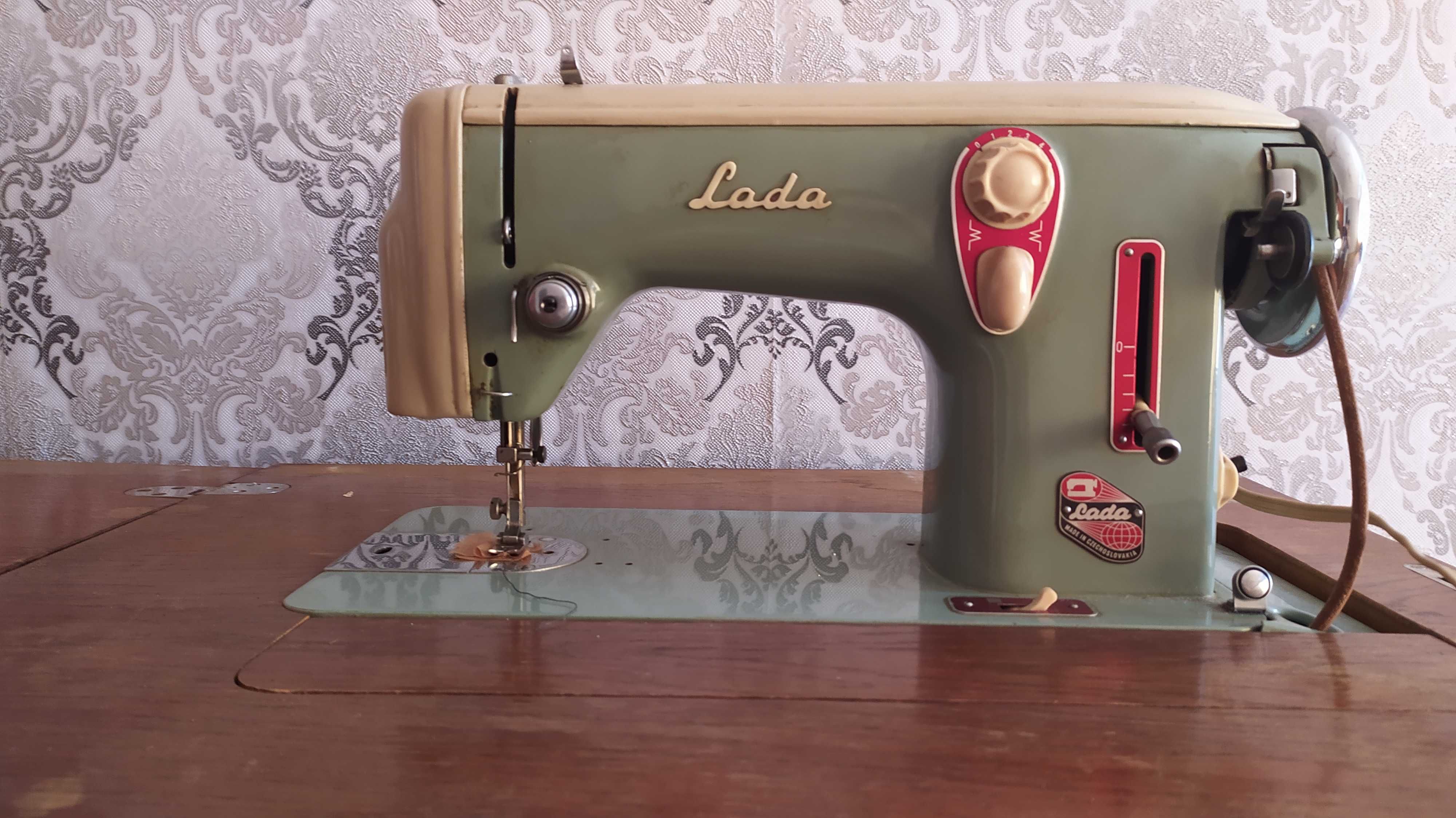 Швейна машина "Lada"