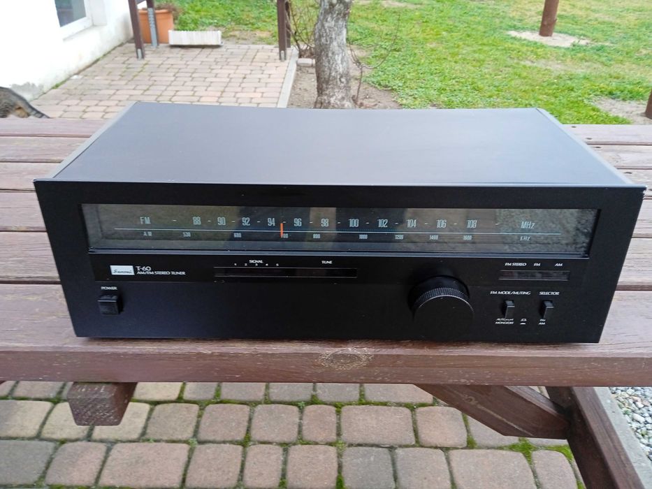 Zadbany tuner radiowy Sansui Vintage.