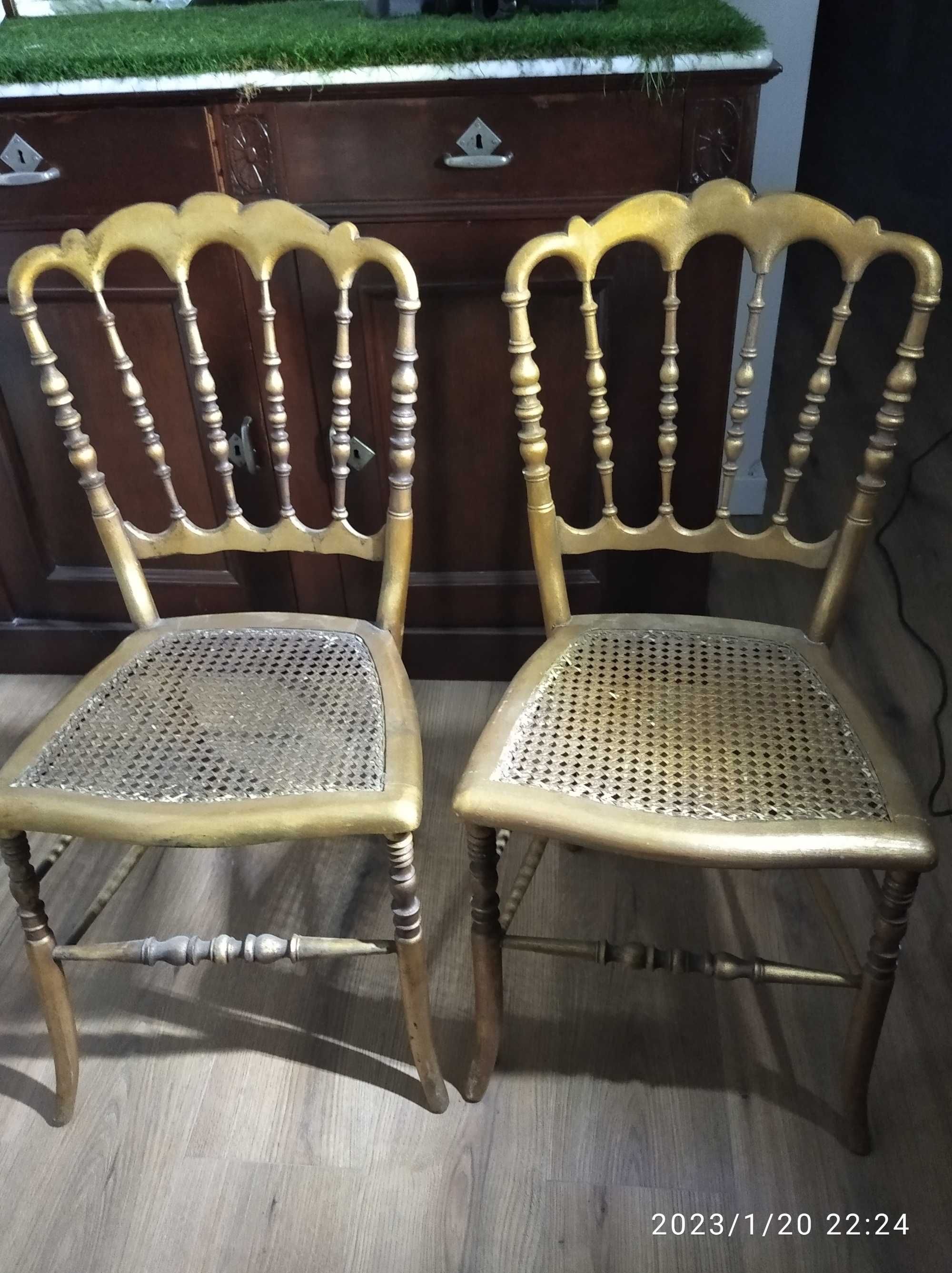 Duas cadeiras antigas, douradas