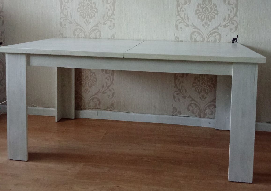 Duży stół w stylu prowansalskim