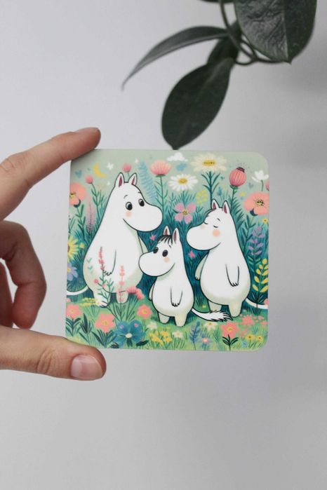 Podkładka pod kubek Muminki na zielonej łące MDF