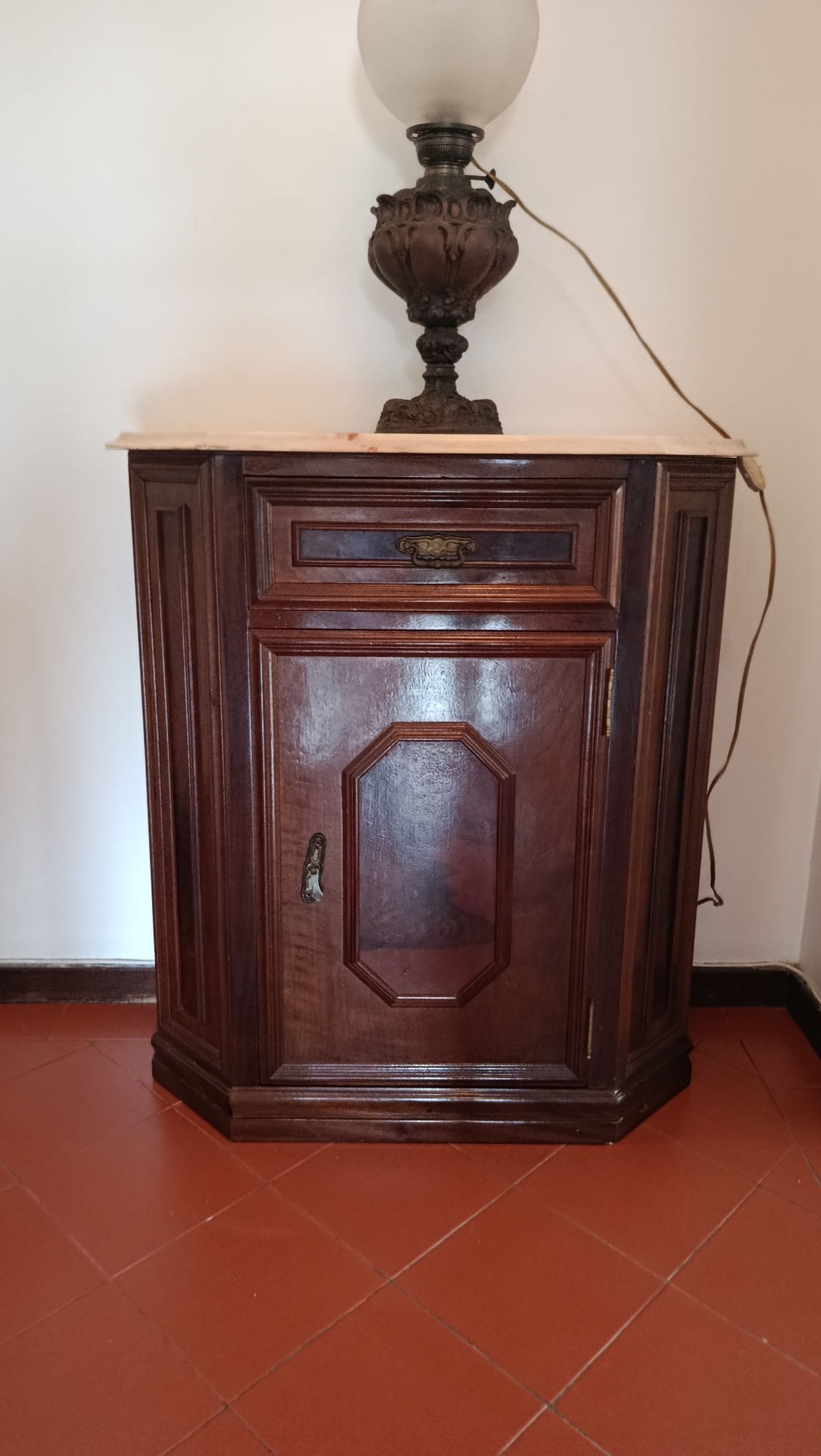 Armários de corredor em madeira maciça e mármore