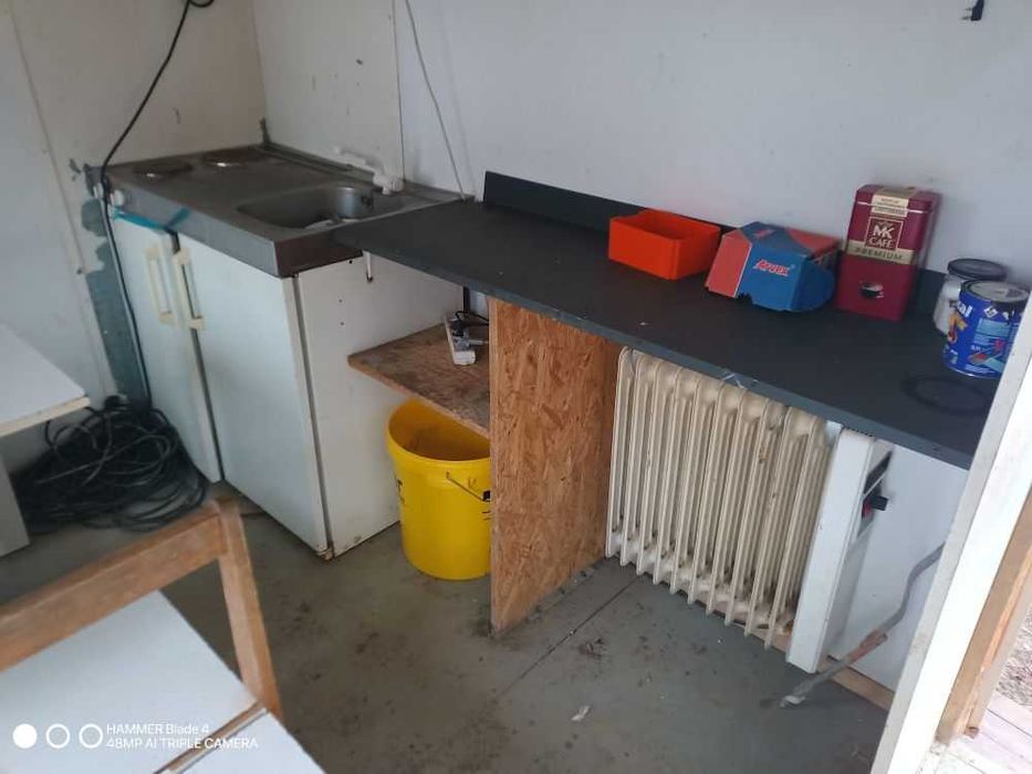 Barak budowlany samojezdny 8 osobowy z wyposażeniem