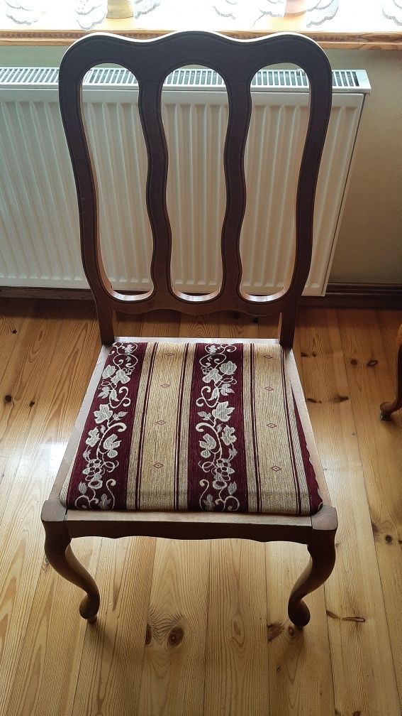 Krzesła stylizowane na ludwikowskie